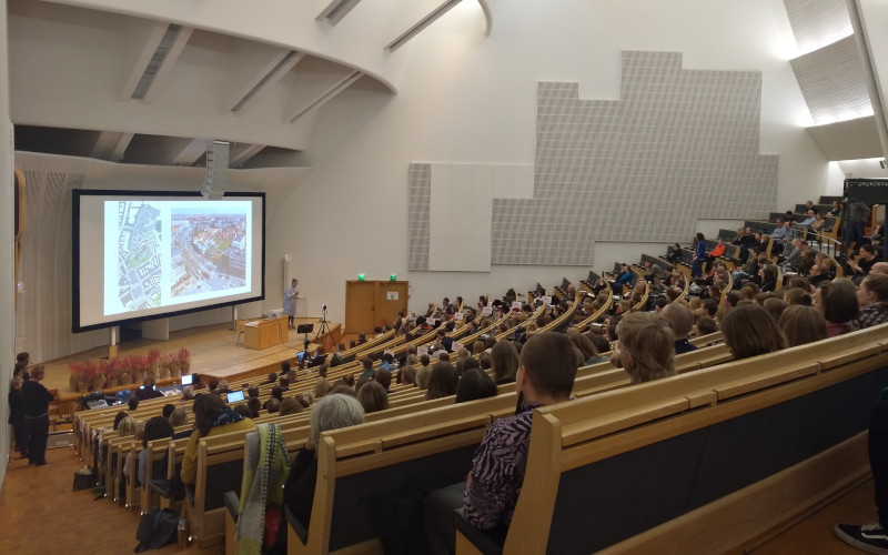 Ein Vortrag im vollbesetzten Hörsaal