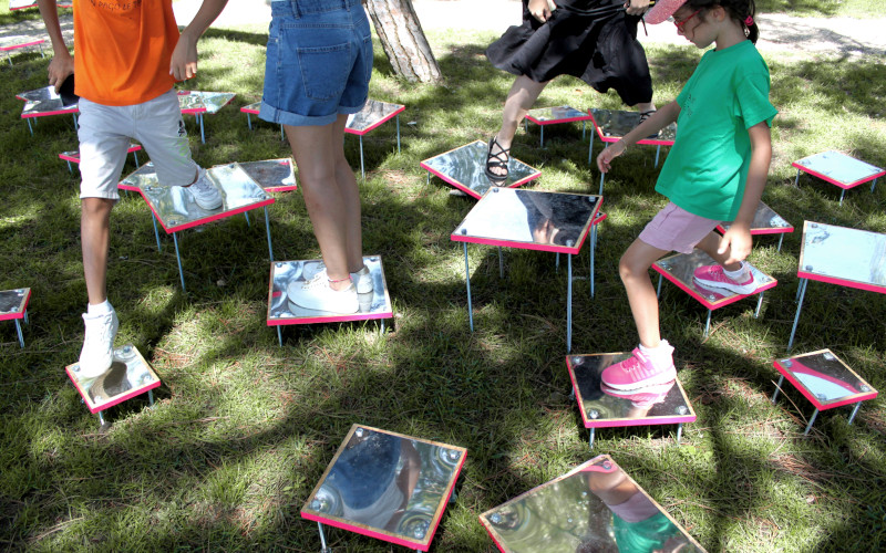 Kinder spielen im Park