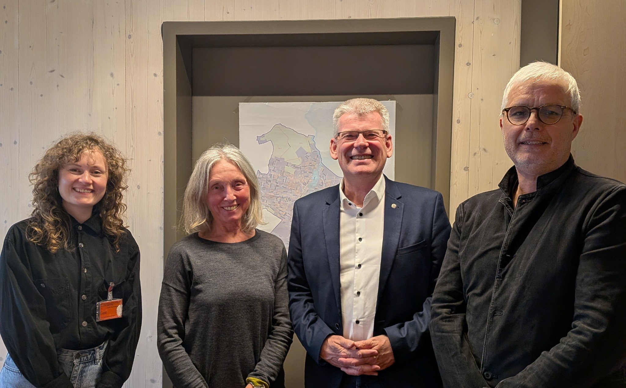 Lisa Lau, Kerstin Berg, MdB Helmut Kleebank und Mario Kahl im BundestagLisa Lau, Kerstin Berg, MdB Helmut Kleebank und Mario Kahl im Bundestag