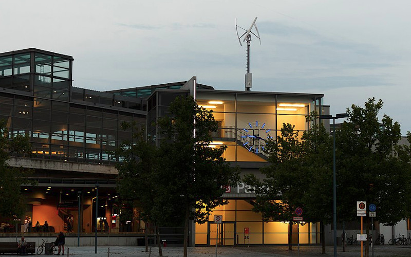 Windturbine am Bahnhof Berlin Südkreuz, Foto: Sebastian Rittau, Wikimedia, CC 3.0