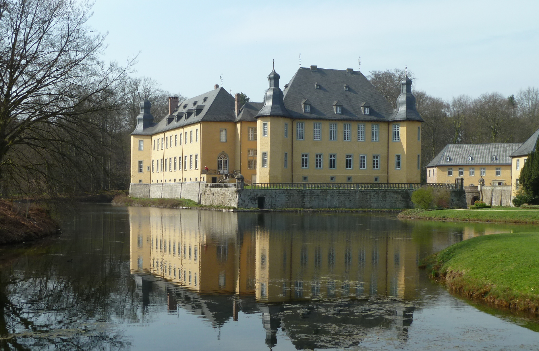 Schloss Dyck in Jüchen, Ansicht über den Schlossteich von der Barockbrücke aus, Foto: Klaus Littmann (unbearbeitet), Creative Commons-Lizenz