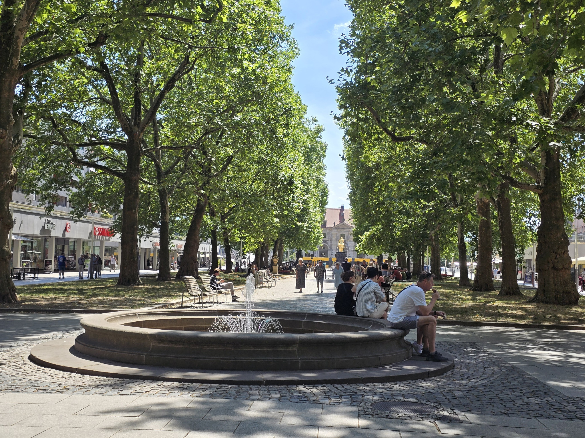 © Platanen-Allee auf der Hauptstraße – Blick zum Goldenen Reiter, dahinter das Blockhaus Foto: Cornelia Borkert