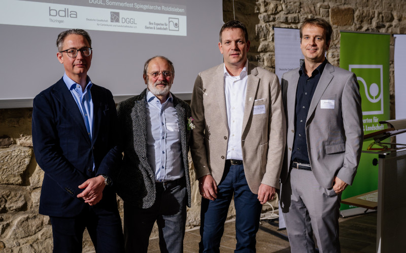 Gruppenbild v. l. n. r. : Prof. Dr. Stefan Schweizer (DGGL Präsident); Thomas Bleicher (Vorsitzender DGGL Thüringen), Udo Lindenlaub (Regionalpräsident FGL Hessen&Thüringen), Sören Gau (Vorsitzender bdla Thüringen). Foto: Steve Bauerschmidt