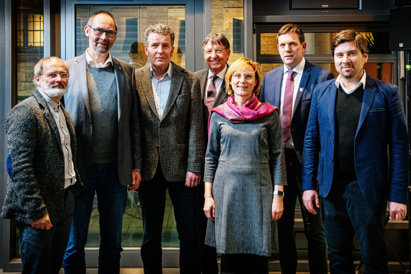 Auf dem Neujahrsempfang (vlnr): Thomas Bleicher (Vorsitzender DGGL Thüringen), Olaf Möller (Staatssekretär im Thüringer Ministerium für Umwelt, Energie und Naturschutz), Wolfram Stock (Vorsitzender BDLA Thüringen), Dr. Klaus Sühl (Staatssekretär im Ministerium für Infrastruktur und Landwirtschaft in Thüringen), Kathrin Weiß (Geschäftsführerin BUGA 2021, Vorstand Gartenbau-Museum Erfurt), Udo Lindelaub (FGL Regionalpräsident Thüringen), Dr. Sascha Döll (Leiter Garten- und Friedhofsamt Erfurt), Foto: Steve Bauerschmidt Photographie